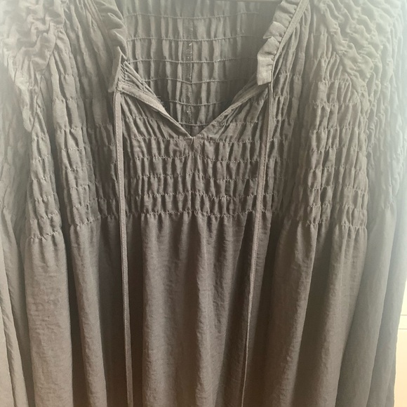 a.n.a Black Puckered Long Sleeve V-neck Blouse. Size XL - Picture 4 of 5